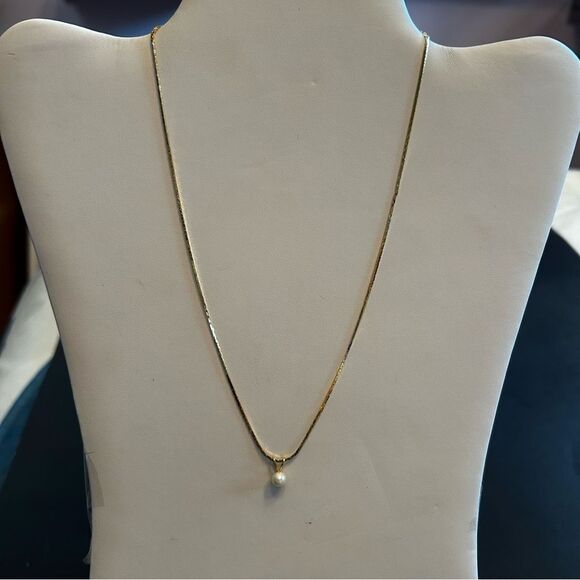 NWOT Elegant Vintage Gold and White Jewelry Set - Picture 2 of 5